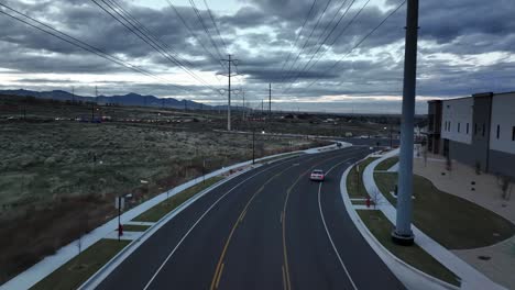 Increíble-Vista-Aérea-Después-Del-Atardecer-Siguiendo-Una-Calle-En-La-Estación-De-Bringhurst-En-Bluffdale,-Utah