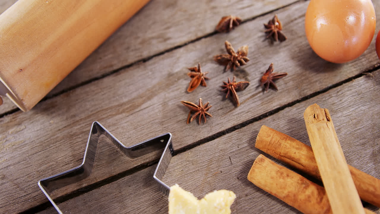 varios ingredientes y huevo marrón en la mesa de madera 4k