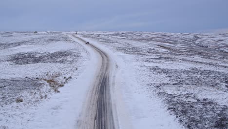 North-York-Moors,-Straße-In-Der-Nähe-Des-Lion-Inn-Blakey-Ridge-Mit-Starkem-Schneefall-Bedeckt-Schwierige-Fahrbedingungen-Im-Winterschnee---Luftaufnahmen-Dji-Inspire-2-Clip-2