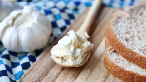 Close-up-of-garlic-spread-in-a-container