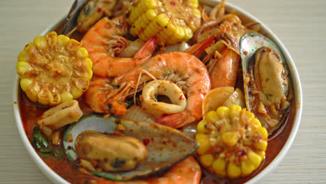 Mariscos-Picantes-A-La-Barbacoa:-Gambas,-Calamares,-Mejillones-Y-Maíz.