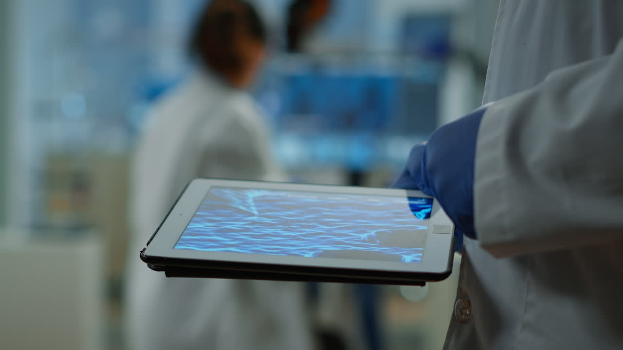 primer plano de un investigador usando una tableta, apuntando, analizando la información del adn