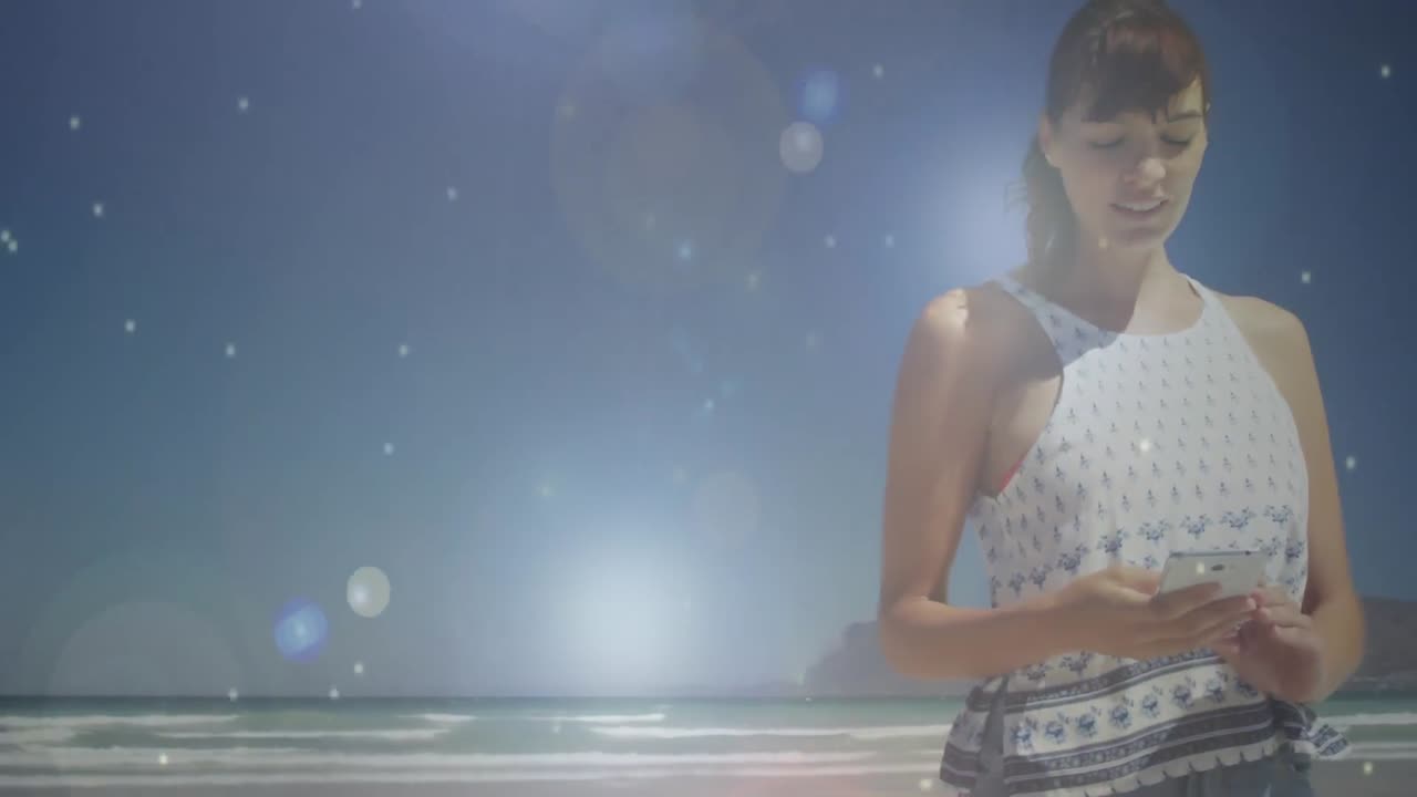 해변에서 문자 메시지를 보내는 여자