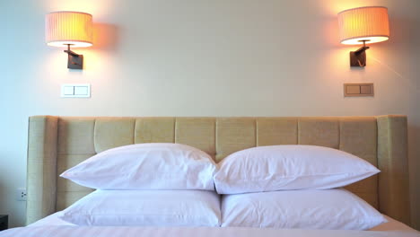 inclinado hacia abajo desde la pared hasta una cama y suite de resort de lujo