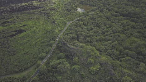 Imágenes-Aéreas-De-Un-Cmapervan-Conduciendo-A-Lo-Largo-De-La-Costa-Abierta