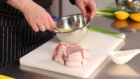 chef preparando chuletas de cerdo
