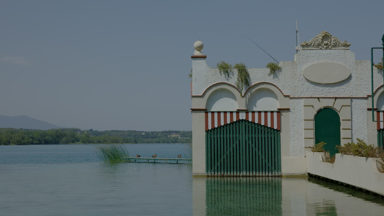 el lago de banyoles en cataluña, españa