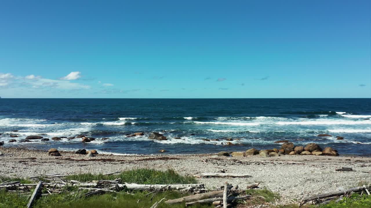 뉴펀들랜드의 바위 해변, 파도, 바다, 드론 클립