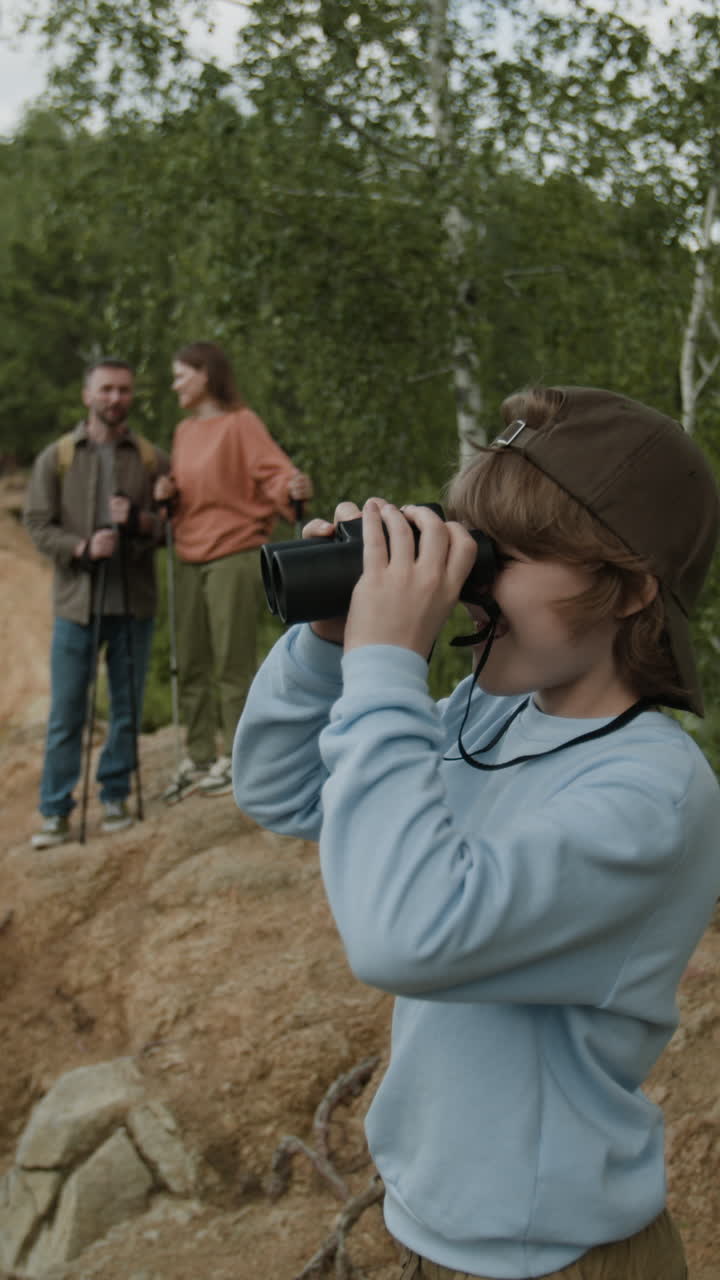가족 들 이 숲 에서 산책 하는 것