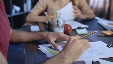 Manos-De-La-Gente-En-Una-Reunión-De-Negocios.-Socios-Leyendo-El-Contrato-Antes-De-Firmar