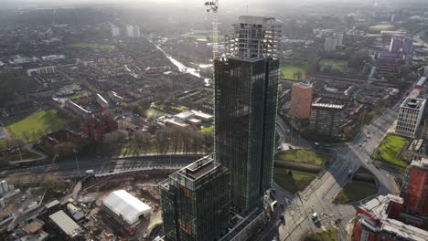 Vuelo-Aéreo-De-Drones-Sobre-Un-Nuevo-Rascacielos-En-Desarrollo-En-Deansgate-En-El-Centro-De-La-Ciudad-De-Manchester