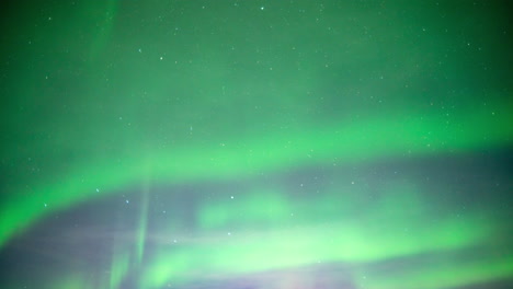 la aurora boreal, o aurora boreal, presentando una espectacular exhibición nocturna en el norte de alberta, canadá