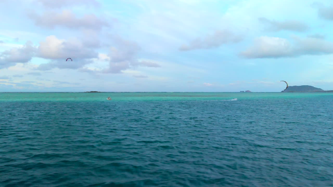 kaneohe 베이에서 카이트 보더의 공중