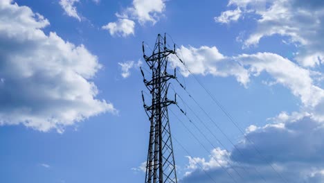 Konzept-Stromturm,-Zeitrafferhintergrund-Des-übertragungsturms,-Sich-Bewegende-Wolken-Und-Blauer-Himmel-4k-videomaterial,-Stromleitungen