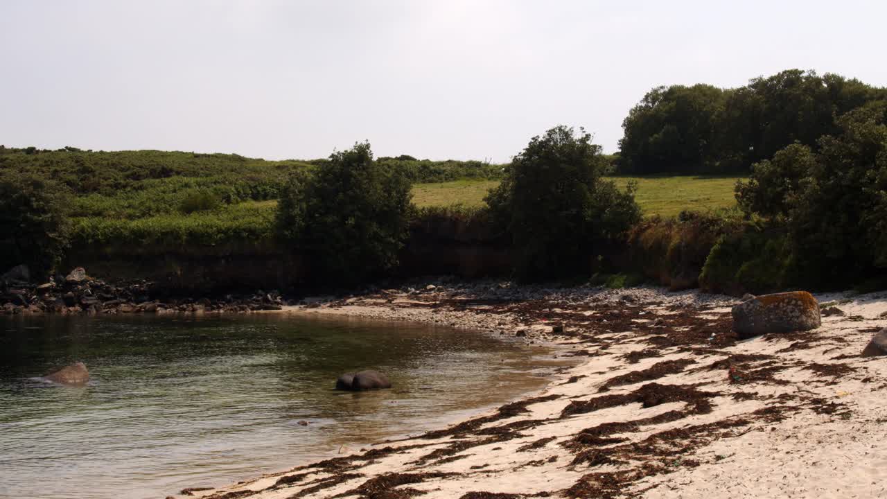 Weitwinkelaufnahme mit Blick nach Süden auf den Strand von Covean auf St. Agnes auf den Scilly-Inseln