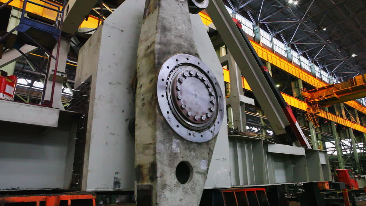 공장에서 무거운 기계 조립