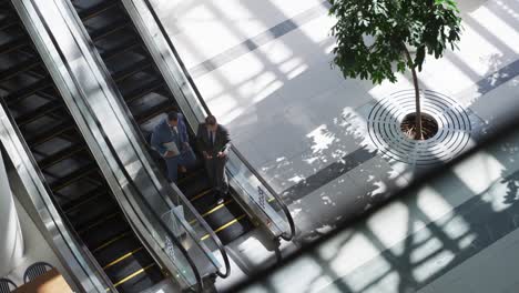 Geschäftsleute-Auf-Einer-Rolltreppe-In-Einem-Modernen-Gebäude