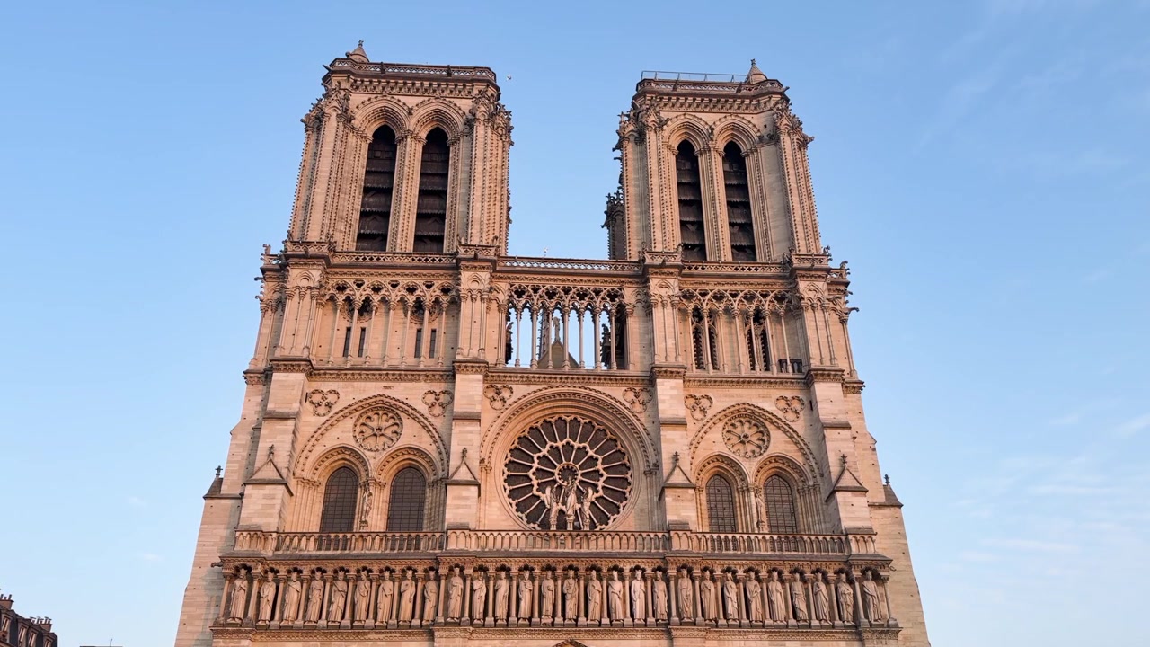 Paris'teki dünyaca ünlü Notre-Dame Katedrali'nin gün batımı manzarası.