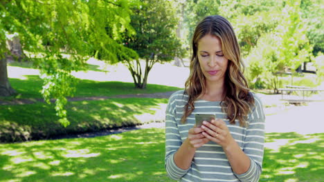 mujer usando su teléfono inteligente
