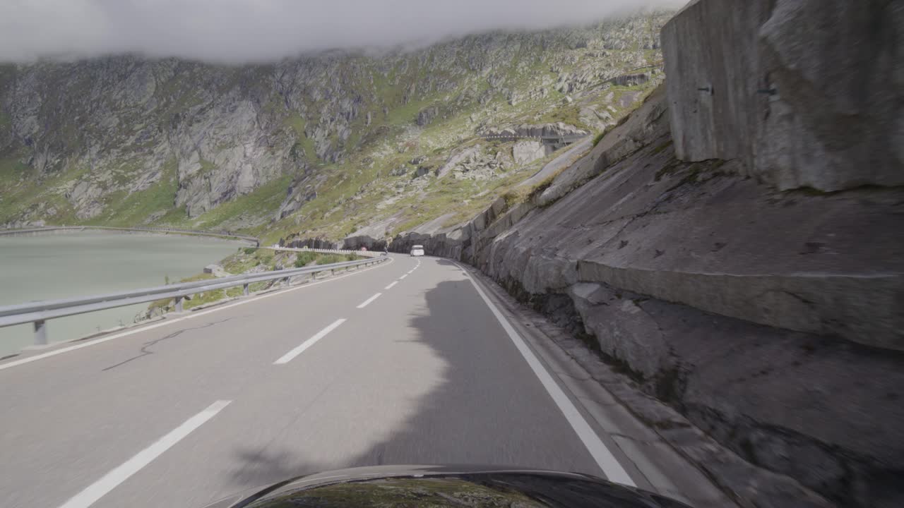 conduciendo por el paso de grimsel en suiza