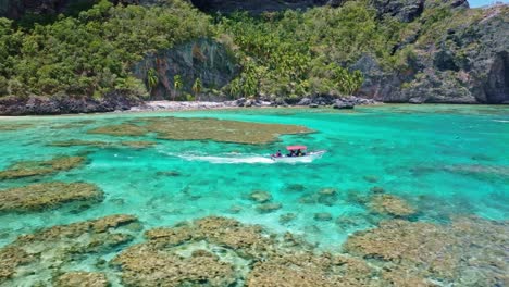 Boat-With-Tourists-Cruising-In-The-Crystal-Clear-Water-Of-Playa-Fronton-In-Samana,-Dominican-Republic