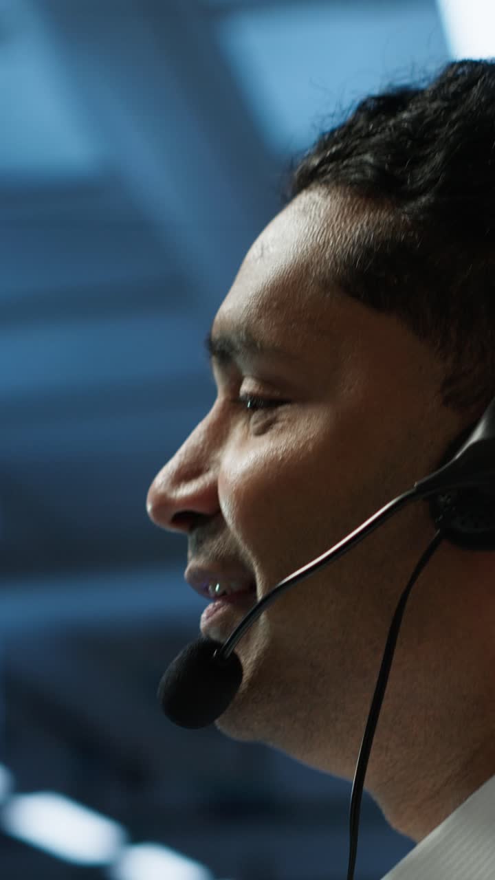 Nærbilde av mann med headset som snakker i et call center