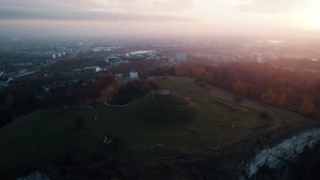 Vista-Aérea-Del-Montículo-De-Cracovia-En-La-Impresionante-Madrugada-Sangrienta