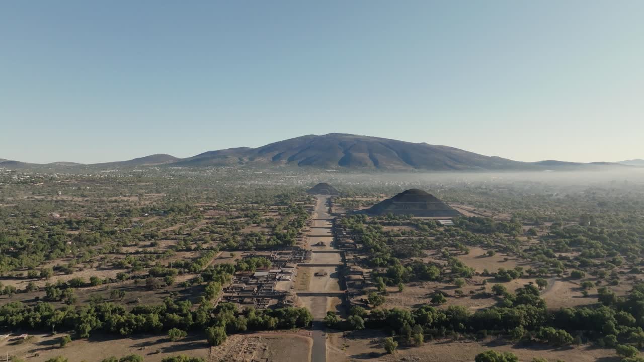 Ripresa aerea di Teotihuacan, la città degli dei, piramidi azteche, mongolfiere sullo sfondo, Messico