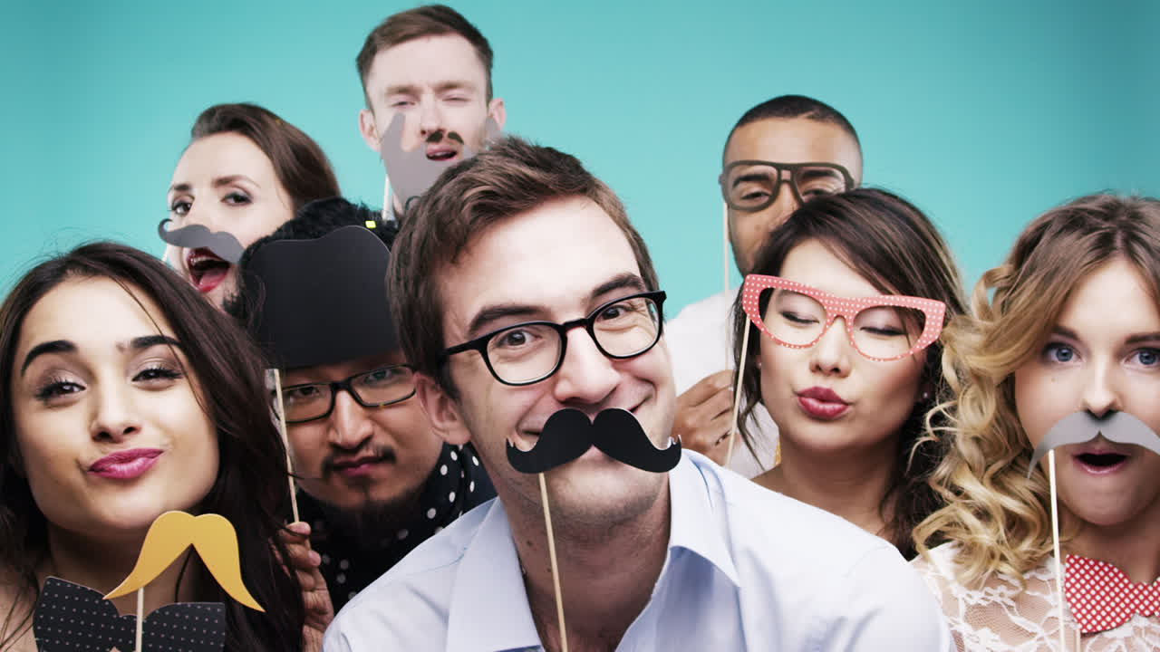 슬로우 모션 파티 사진 부스를 축하하는 재미있는 사람들의 다인종 그룹