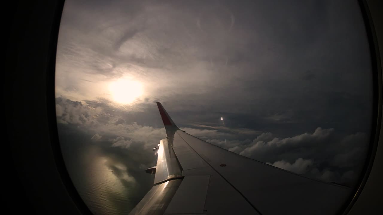 비행기의 왼쪽 날개 창에서 나오는 일몰과 아름다운 구름이 여행의 추억을 되살려줍니다.