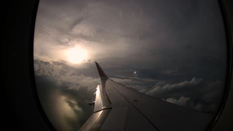 Sonnenuntergang-Und-Schöne-Wolken-Aus-Dem-Fenster-Des-Linken-Flügels-Des-Flugzeugs-Wecken-Reiseerinnerungen