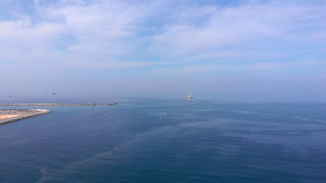 선박과 해안 구조물과 함께 바다를 볼 수 있습니다.