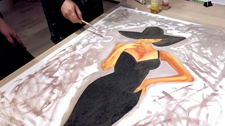 Donna che dipinge su un foglio durante un workshop in una galleria d'arte