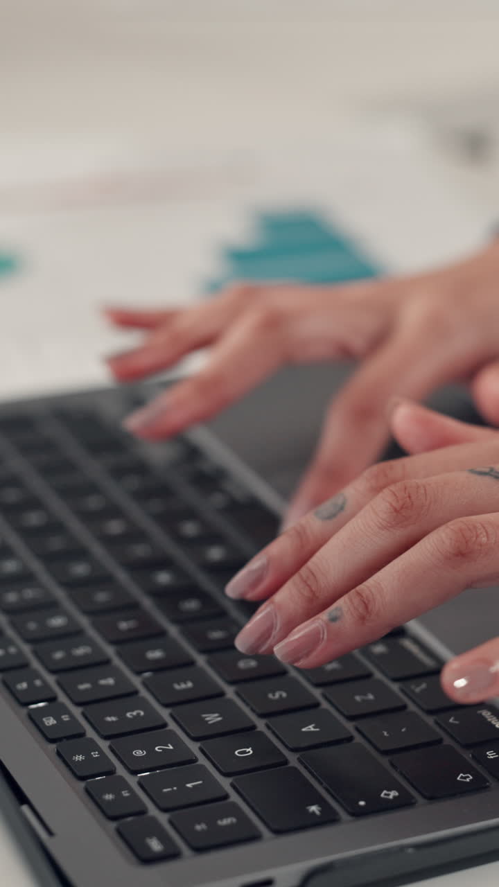 Close Up of Hands Typing su una tastiera di portatile