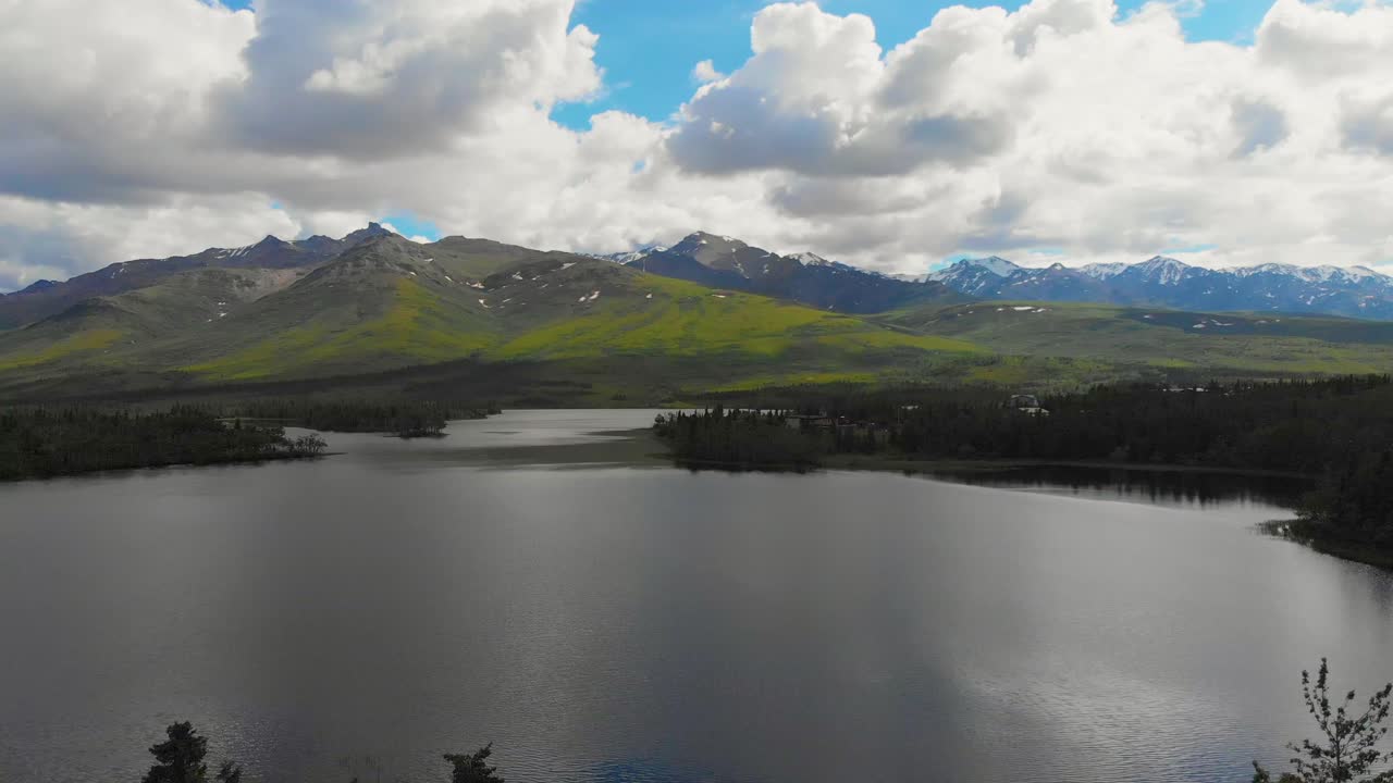 video de drones de 4k de montañas alrededor del lago otto cerca de healy, alaska en un día soleado de verano