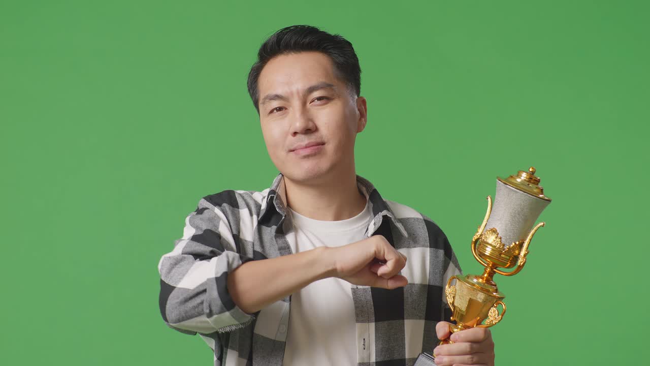 트로피 를 들고 승리를 축하 하는 사람