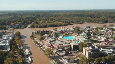 vista aérea de las atracciones del parque costa y el río lujan en tigre, buenos aires, argentina