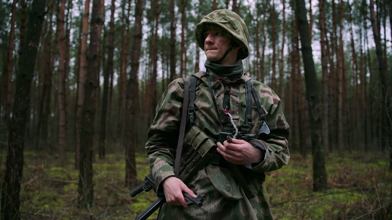 Tysk soldat i en skov under Anden Verdenskrig