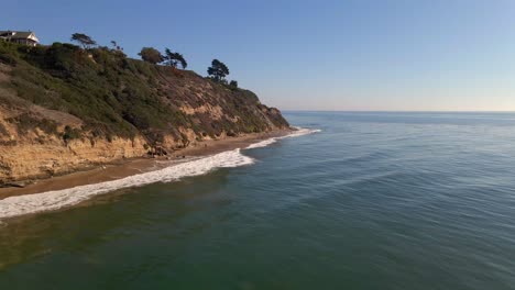 Hermosa-Vista-De-Las-Colinas-Junto-Al-Océano-En-La-Playa-De-Santa-Barbara-California