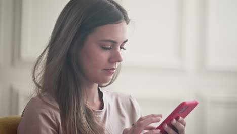 mujer usando un teléfono inteligente