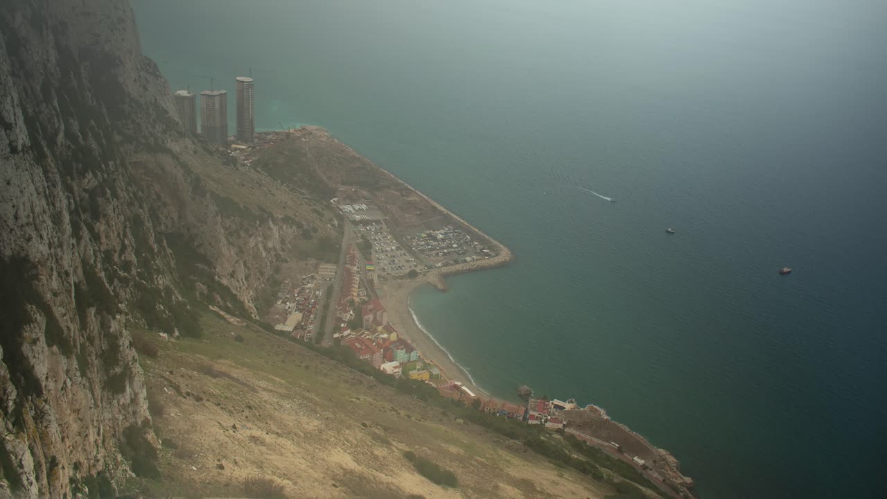 el puerto de gibraltar desde la cima de las montañas, el lapso de tiempo en un día nublado