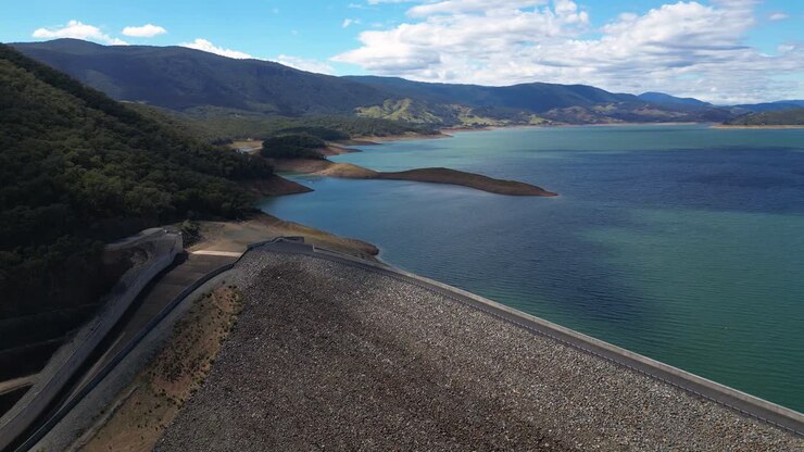 Vedute aeree da sinistra a destra sulla diga di Blowering, sullo sfioratore e sul bacino idrico, regione alpina del Nuovo Galles del Sud