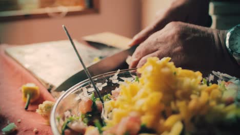 Nahaufnahme-Der-Hände-Des-Küchenchefs,-Die-Gemüse-Schneiden-Und-Zum-Salat-Hinzufügen