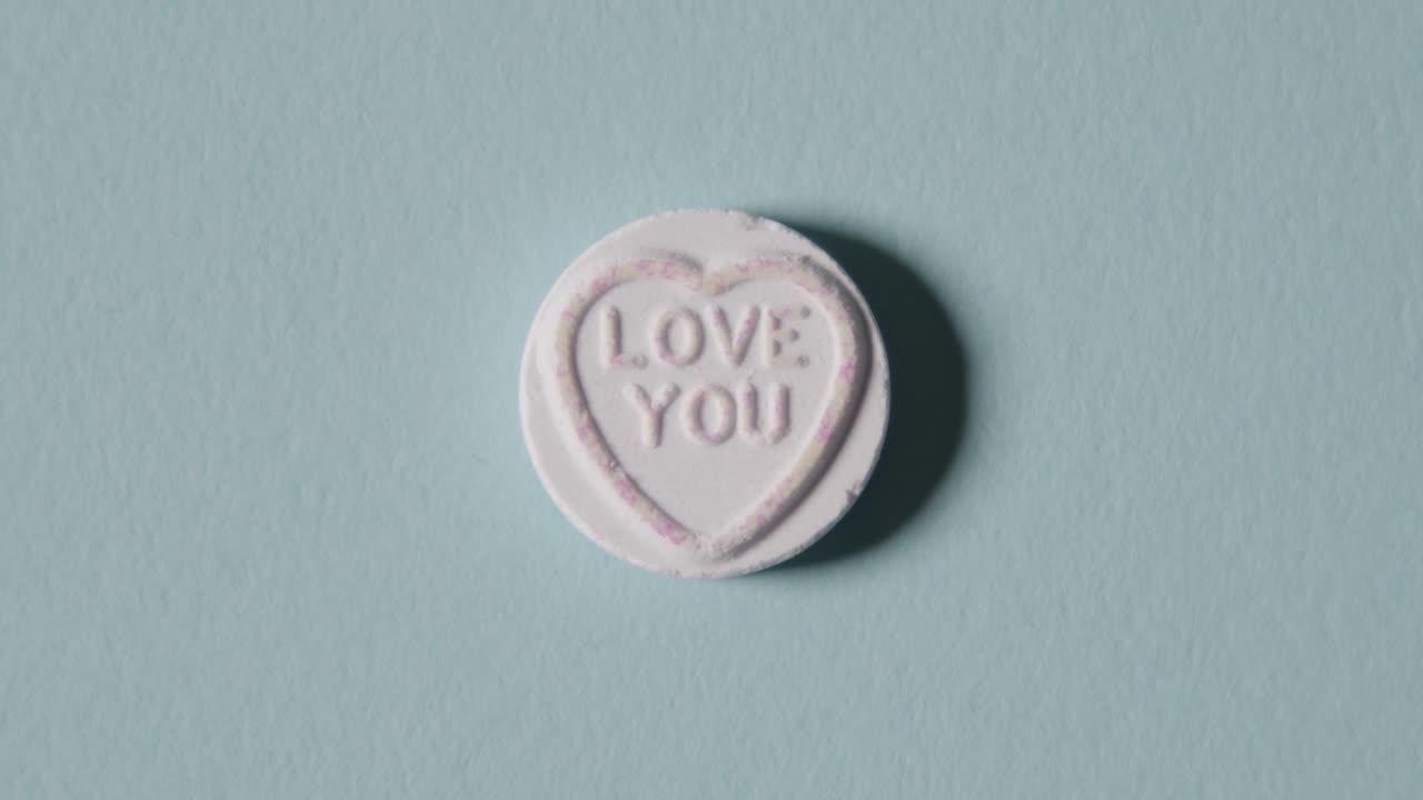 파란색 배경에 사랑 메시지가 있는 하트 캔디