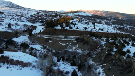 Imágenes-De-Drones-De-Una-Furgoneta-Velocista-Sola-Cerca-De-La-Cordillera-Sawatch-En-Colorado-Durante-La-Puesta-De-Sol