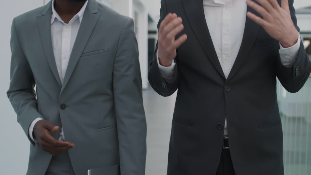 dos colegas varones irreconocibles y comunicándose