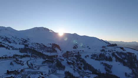 Descubriendo-La-Puesta-De-Sol-En-La-Estación-De-Esquí-La-Plagne.-Alpes-Franceses