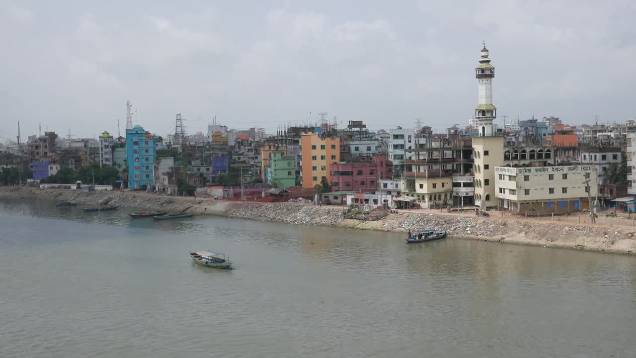 Città colorata lungo il fiume in Bangladesh