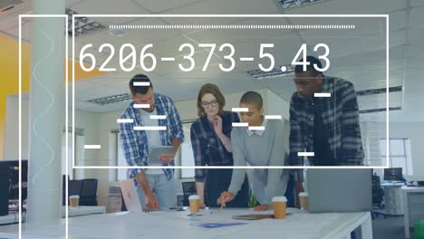animación de números cambiantes, barra de carga, gráficos de líneas, diversos compañeros de trabajo compartiendo ideas en la oficina