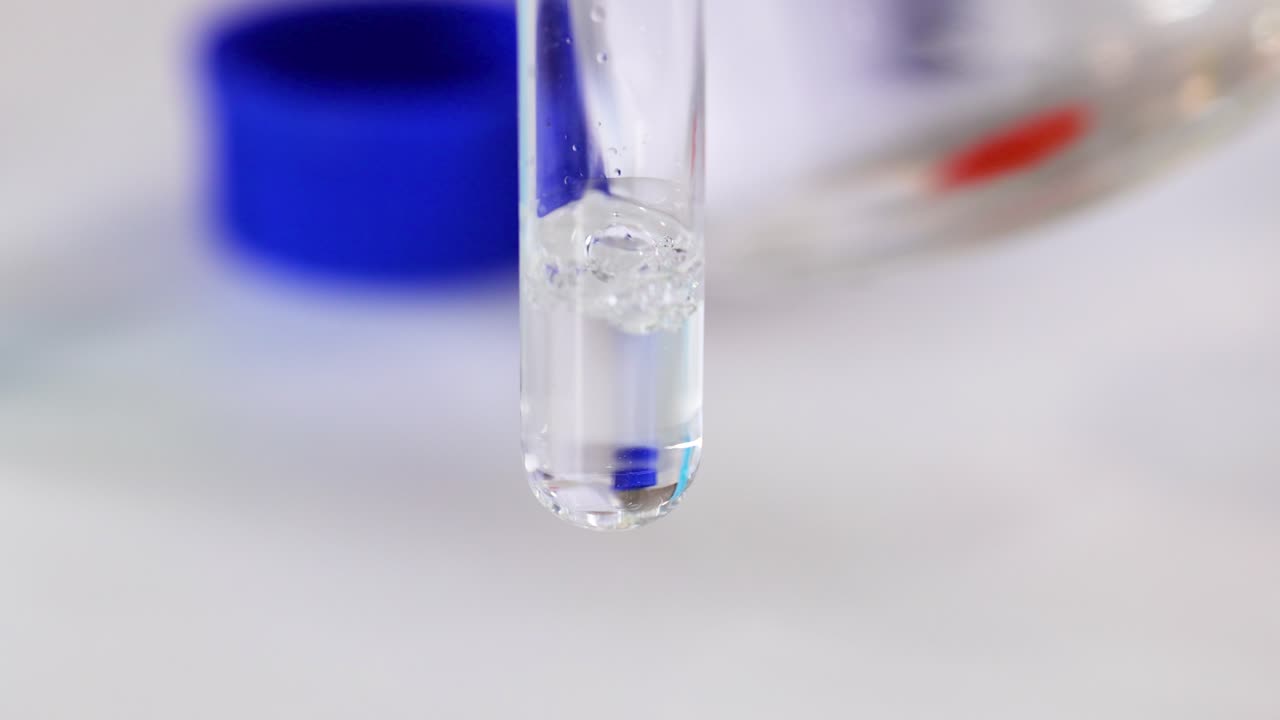 reacción química que produce burbujas de gas en el tubo de ensayo